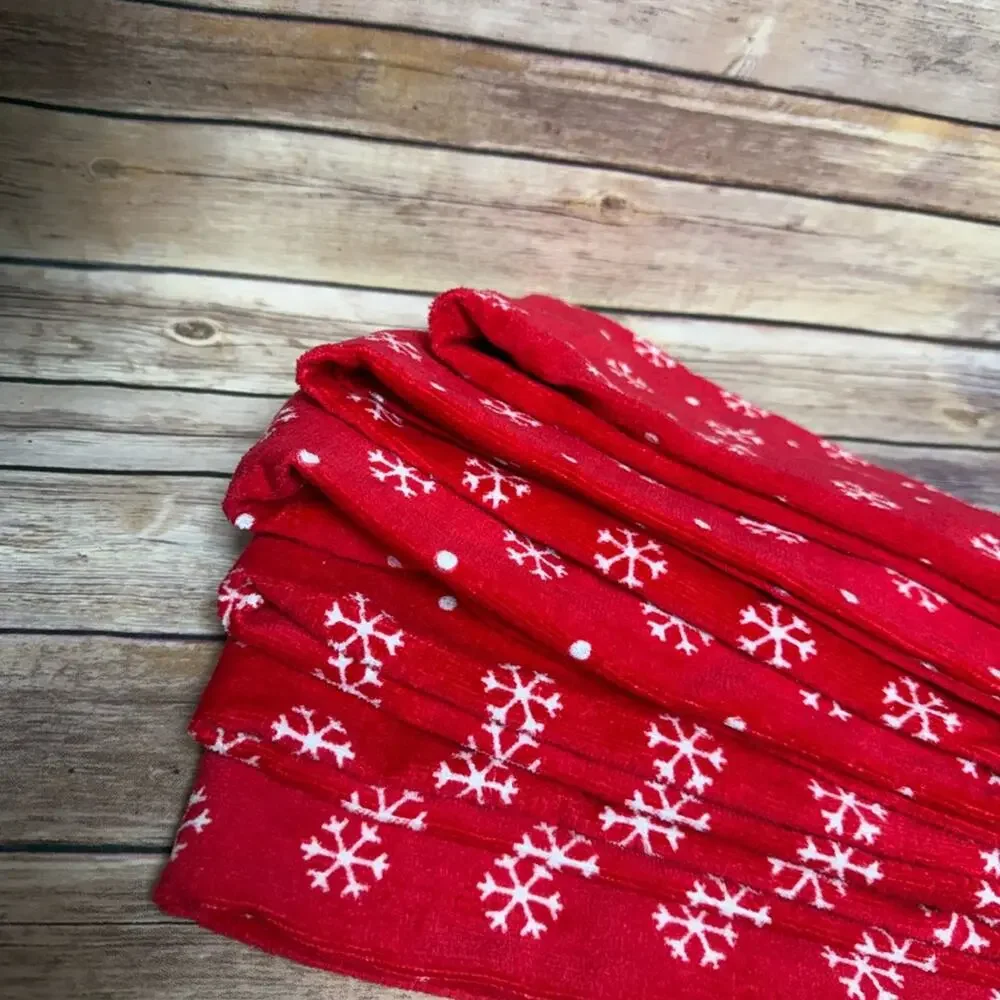 Red Snowflake Kitchen Towels. set of 10 towels, 6 of the same Red pattern.
